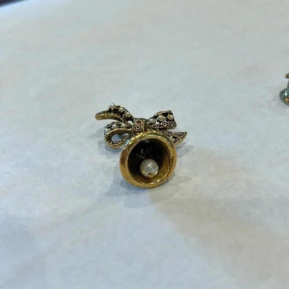 Vintage 1950s dangle bell screw on earrings and matching pin gold / jewel - Picture 7 of 12